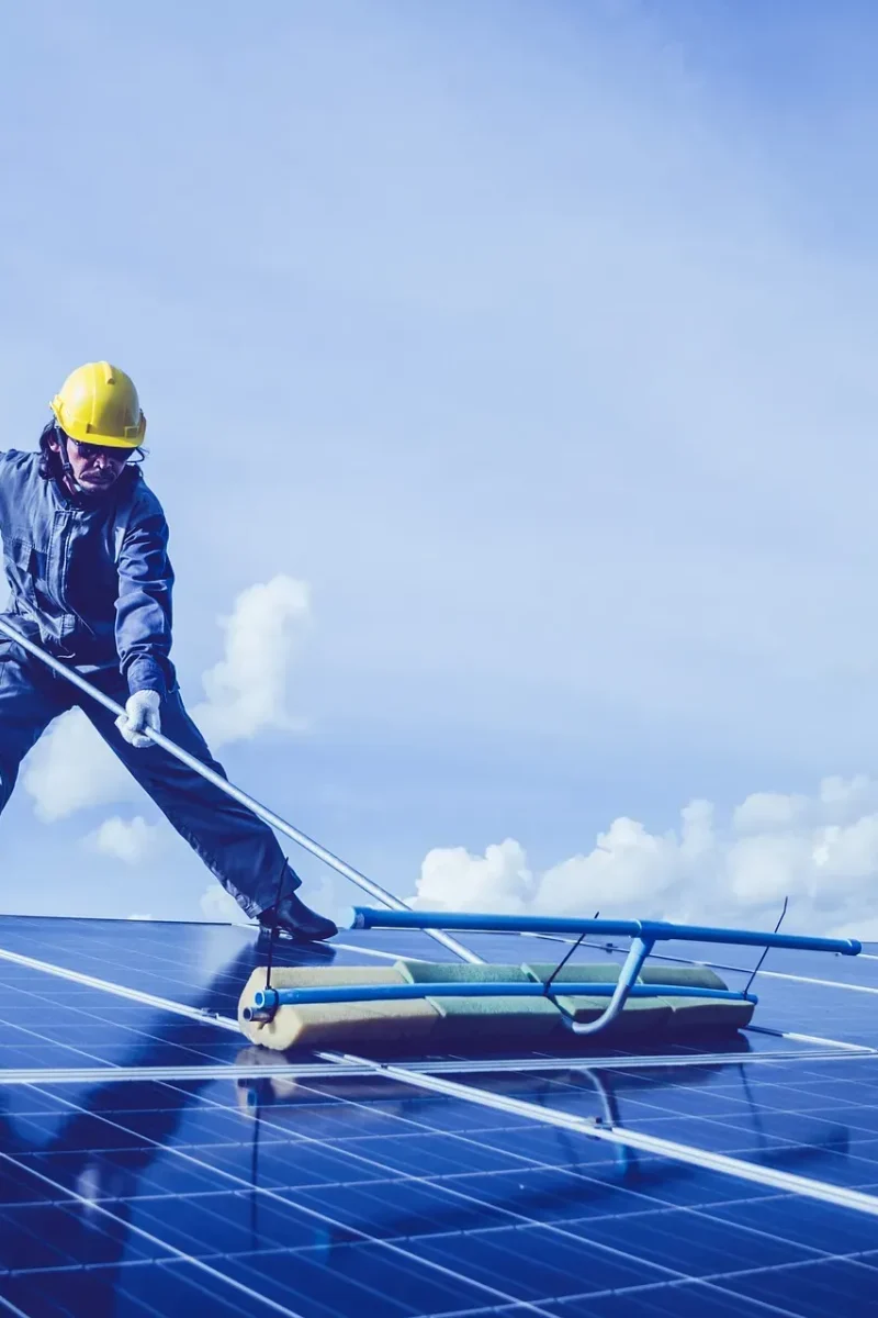 imgi_467_63c3699a1c21785801ba5779_61e8d70fc74f2d520d5b83a6_worker-cleaning-solar-panels